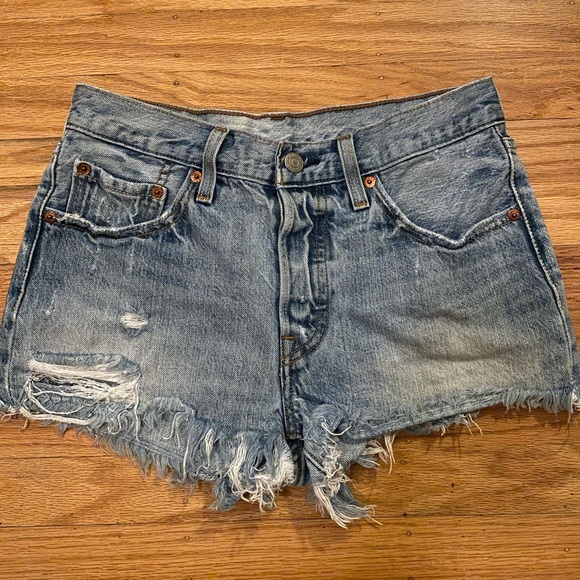 Levi’s 501 Short in Athens Medium Wash. Excellent condition. - Picture 1 of 6